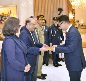 President Asif Ali Zardari receiving the credentials of Ambassadors-designate of the Republic of Korea Han Sungho and Italy Ugo Ciarlatani at Aiwan-e-Sadr