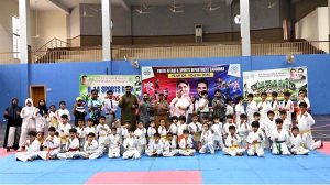 Divisional Sports Officer Rana Nadeem Anjum, District Sports Officer Saima Manzoor and Divisional Secretary Karate Association Muhammad Naeem Khan pose for a group photo with players during the Pakistan Independence Celebrations U-14 Kids Sports Gala organized by Sports department held at sports gymnasium