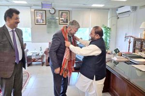 Federal Minister for National Heritage and Culture, Aurangzeb Khan Khichi, presenting a traditional Pakistani Shawl to Ambassador of Spain to Pakistan, H.E. Carlos Aragón Gil de la Serna, as a gesture of goodwill during his courtesy call at the Ministry.