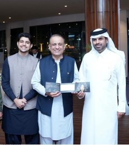Prince of Qatar Sheikh Naief bin Eid Alkhani presenting souvenir to Federal Minister for Communications Abdul Aleem Khan