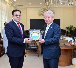 Federal Minister for Economic Affairs, Ahad Cheema, presents souvenir to the President of the Japan International Cooperation Agency (JICA), Dr. Tanaka Akihiko.
