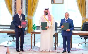 Pakistan's Prime Minister Shehbaz Sharif, Saudi Crown Prince and Prime Minister Mohammed bin Salman, and Turkish President Recep Tayyip Erdoğan pose after the signing of the Makkah Joint Defence Agreement.