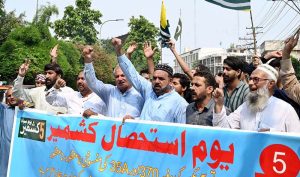 People participating in rally in front of the Press Club to mark the ‘Youm-e- Istehsal’ (Day of Exploitation), on the sixth anniversary of India’s illegal and unilateral actions of 5 August 2019 in Indian Illegally Occupied Jammu and Kashmir (IIOJK).
