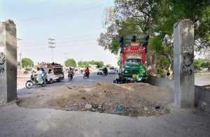 A view of damage road at Pinyari canal need the attention of concerned authorities.