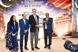 Syed Nadeem Kazmi President GPCCI is presenting a shield to Federal Minister for Planning, Development and Special Initiatives, Ahsan Iqbal at GPCCI Business Network Reception