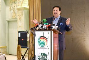 Former Federal Minister of Commerce, Energy and Defense Khurram Dastgir Khan is addressing to at GPCCI Business Network Reception