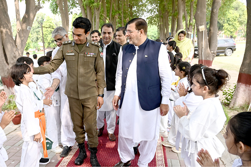 VC University of Sargodha Pro Dr Qasir Abbas and DPO Sargodha Touqeer Muhammad Naeem talking to the participants of The Kraty Academy University of Sargodha during the 79th Independence Day of Pakistan celebrations organized by Sports Department University of Sargodha