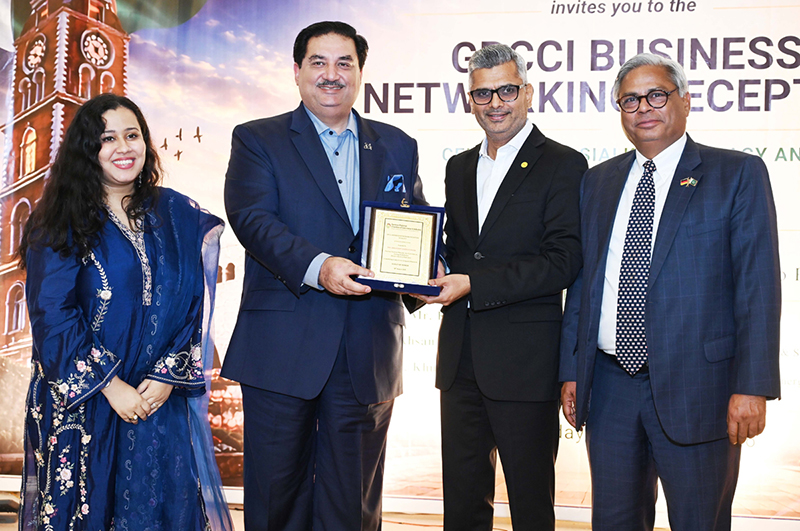 Syed Nadeem Kazmi President GPCCI is presenting a shield to Former Federal Minister of Commerce, Energy and Defense Khurram Dastgir Khan at GPCCI Business Network Reception