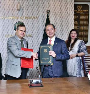 Secretary of the Ministry of Economic Affairs, Muhammad Humair Karim and Japanese Ambassador to Pakistan, Akamatsu Shuichi sign the Record of Discussion and Exchange of Notes for the JDS Scholarship Program