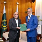 President Asif Ali Zardari receiving the Annual Report 2024 of the Federal Public Service Commission from Chairman FPSC, Lt. Gen. (Retd) Akhtar Nawaz Satti, at Aiwan-e-Sadr