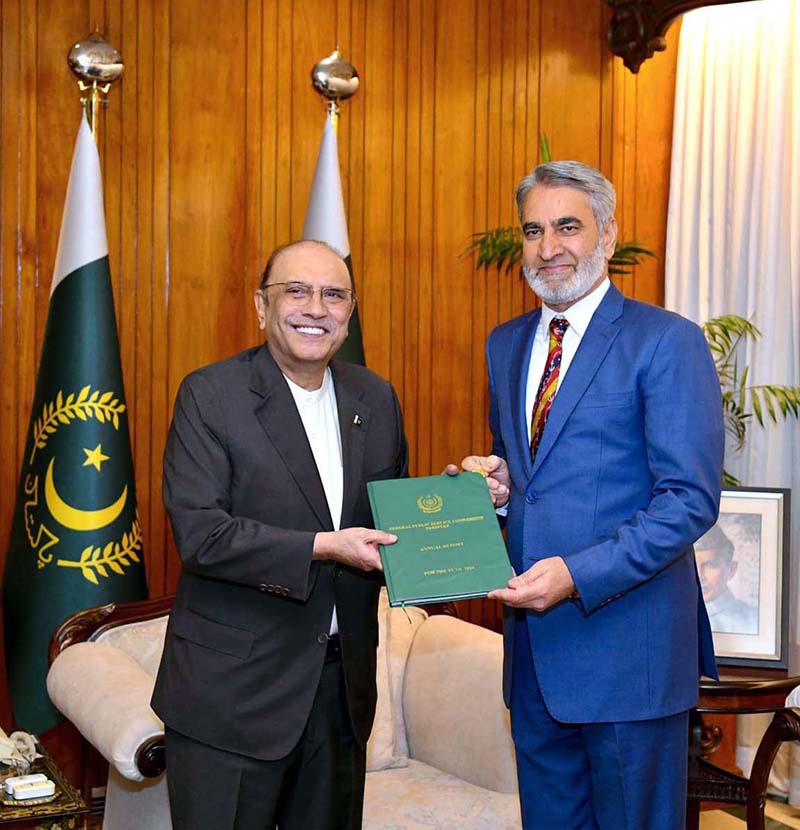 President Asif Ali Zardari receiving the Annual Report 2024 of the Federal Public Service Commission from Chairman FPSC, Lt. Gen. (Retd) Akhtar Nawaz Satti, at Aiwan-e-Sadr