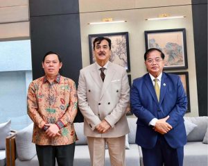Chairman Senate Of Pakistan, Syed Yousaf Raza Gilani in a group photo with the Neak Oknha Datuk Dr. Othsman Hassan, Senior Minister Royal Government of Cambodia and Speaker of the House of Regional Representatives of the Republic Of Indonesia, Dr. (H.C.) Sultan Baktiar Najamudin at a luncheon hosted in his honour by the Senate Of Cambodia during the 2nd Inter-Parliamentary Speakers' Conference (ISC)