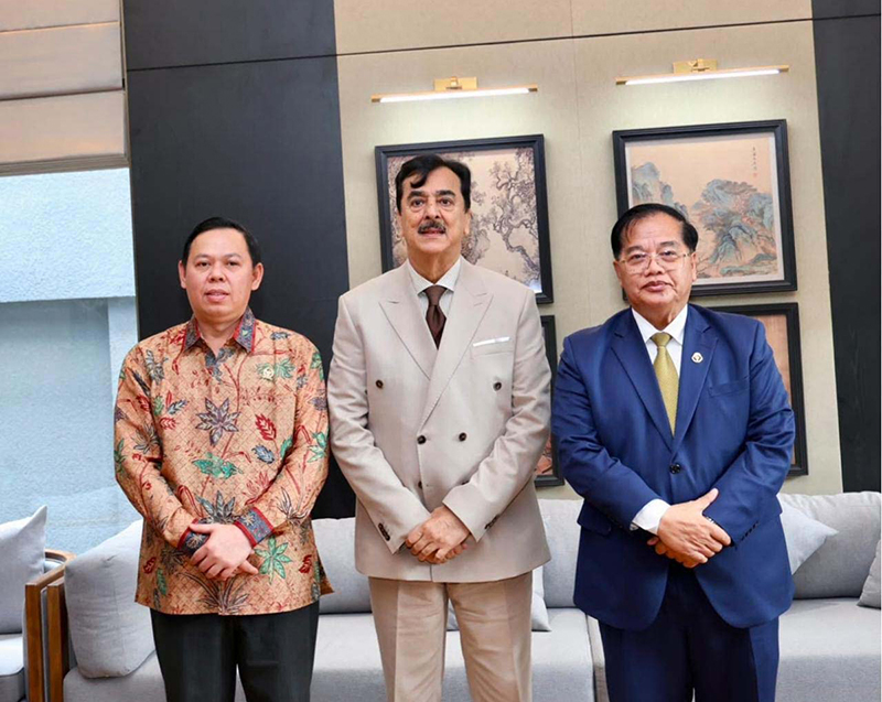 Chairman Senate Of Pakistan, Syed Yousaf Raza Gilani in a group photo with the Neak Oknha Datuk Dr. Othsman Hassan, Senior Minister Royal Government of Cambodia and Speaker of the House of Regional Representatives of the Republic Of Indonesia, Dr. (H.C.) Sultan Baktiar Najamudin at a luncheon hosted in his honour by the Senate Of Cambodia during the 2nd Inter-Parliamentary Speakers' Conference (ISC)