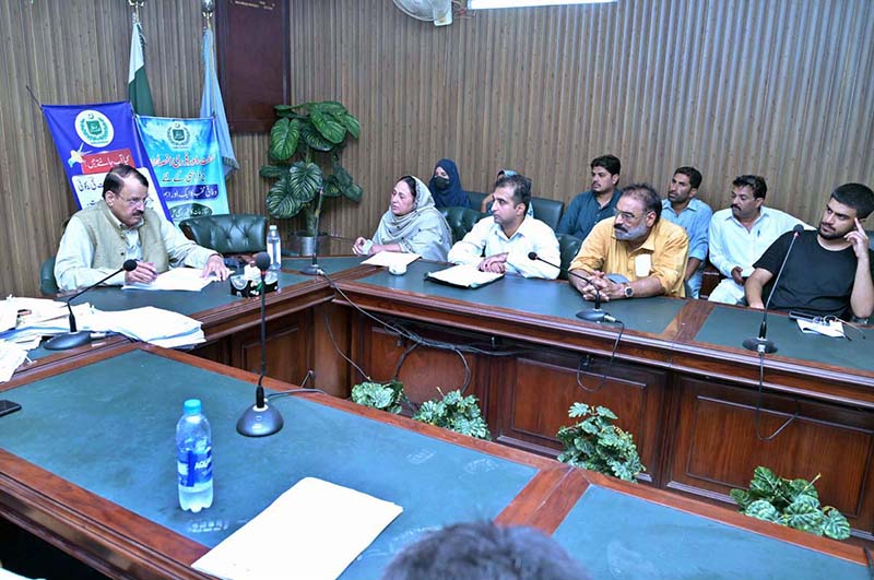 In-charge Federal Ombudsman Regional Office Gujranwala Mushtaq Ahmed Awan heard public complaints against federal departments at MD WASA Committee Room at Jinnah Hall Fort. Most of the complaints were about GEPCO, Sui Gas, Pakistan Post Office, NCCIA, FIA, State Life Insurance, Postal Life Insurance, NADRA, AGPR, Passport Office, PMDC, Pakistan Nursing Council, Railways, State Bank, PTCL and other federal departments. The complainants and officers of the concerned institutions were present during the hearing