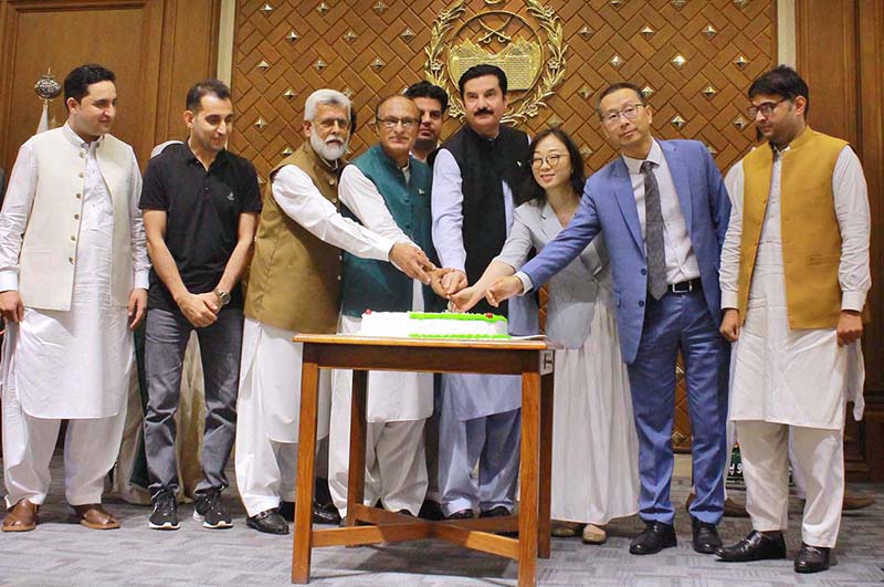 Khyber Pakhtunkhwa Governor Faisal Karim Kundi and other dignitaries cut a cake to mark Pakistan’s Independence Day at Governor House