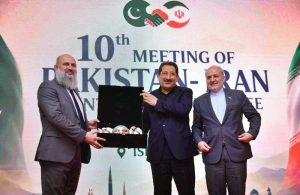 Federal Minister for Commerce Jam Kamal Khan and Iran’s Minister of Industry, Mines and Trade, Dr. Mohammad Atabak, exchange the signed Agreed Minutes of the 10th Pakistan-Iran Joint Trade Committee.