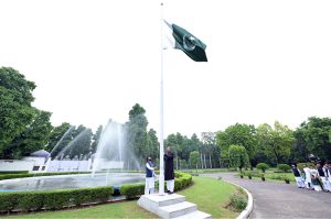 Charge d’ Affaires, Saad Ahmad Warraich, hoisting the national flag at the flag-hoisting ceremony at the Pakistan High Commission
