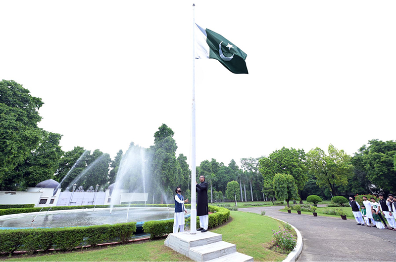 Charge d’ Affaires, Saad Ahmad Warraich, hoisting the national flag at the flag-hoisting ceremony at the Pakistan High Commission