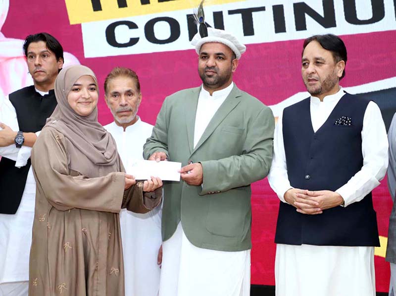 Punjab Education Minister Sikandar Hayat distributes “Chief Minister Honhaar Scholarship” cheques among deserving students at Karakoram International University