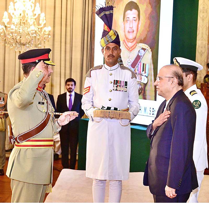 President Asif Ali Zardari and General Syed Aamer Raza, NI (M), S.Bt, Commander National Strategic Command during a Special Investiture Ceremony at Aiwan-e-Sadr, where the President conferred Nishan-e-Imtiaz (Military) upon General Syed Aamer Raza