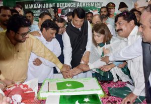 Engr Amir Muqam, Federal Minister for SAFRON, Kashmir Affairs and Gilgit-Baltistan cutting cake along with other officials on Pakistan Independence Day function at PMLN Secretariat