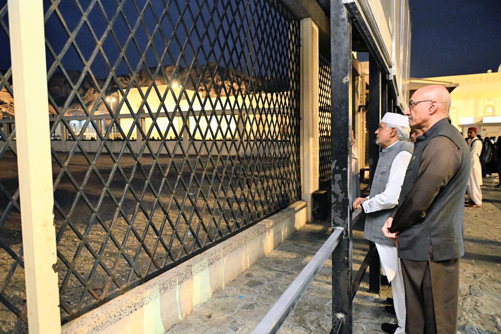DPM Dar pays respects, offers prayer at Masjid-e-Nabawi