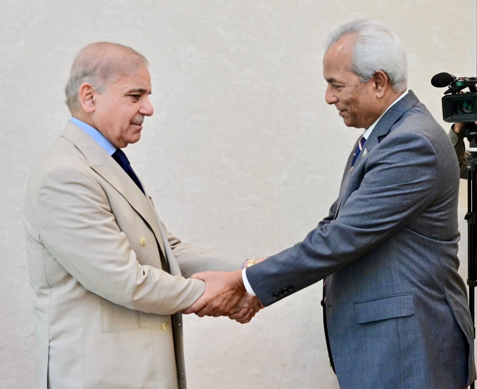 Governor Sindh calls on PM