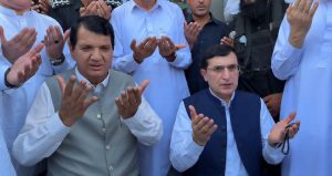 Amir Muqam attends funeral prayer of Barrister Gohar’s mother in Buner