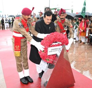 Gilani hoists national flag at Pakistan Monument on Independence Day