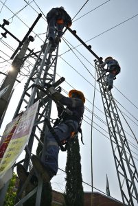 IESCO field team removes power lines from a dilapidated electricity pole and shifts them to a new pole to improve the power transmission system.