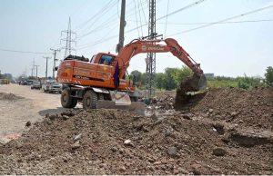 Heavy machinery is being used for the rehabilitation and widening of the Islamabad Expressway Service Road. The Capital Development Authority (CDA) is executing a major infrastructure plan to construct and upgrade a 9-kilometer service road stretch spanning from Faizabad Interchange to Gulberg Greens