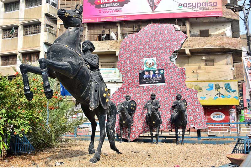 A view of the statue of Sindh freedom fighter Hosh Muhammad Sheedi installed outside Resham Gali on Resham Road