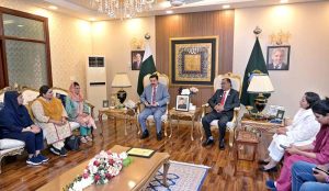 Khyber Pakhtunkhwa Governor Faisal Karim Kundi meets with Nurse Razia Noreen and presented her with a cash award of 100,000 rupees and a special shield. Nurse Razia Noreen had saved the life of an infant during a fire incident in the nursery at PIMS. Minority leader Samuel Pyara and PIMS Deputy Chief Nursing Officer Shazia were also present at the ceremony held in the federal capital.