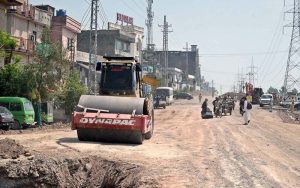 Heavy machinery is being used for the rehabilitation and widening of the Islamabad Expressway Service Road. The Capital Development Authority (CDA) is executing a major infrastructure plan to construct and upgrade a 9-kilometer service road stretch spanning from Faizabad Interchange to Gulberg Greens