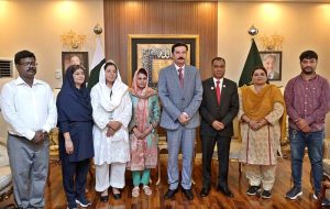 Khyber Pakhtunkhwa Governor Faisal Karim Kundi meets with Nurse Razia Noreen and presented her with a cash award of 100,000 rupees and a special shield. Nurse Razia Noreen had saved the life of an infant during a fire incident in the nursery at PIMS. Minority leader Samuel Pyara and PIMS Deputy Chief Nursing Officer Shazia were also present at the ceremony held in the federal capital.
