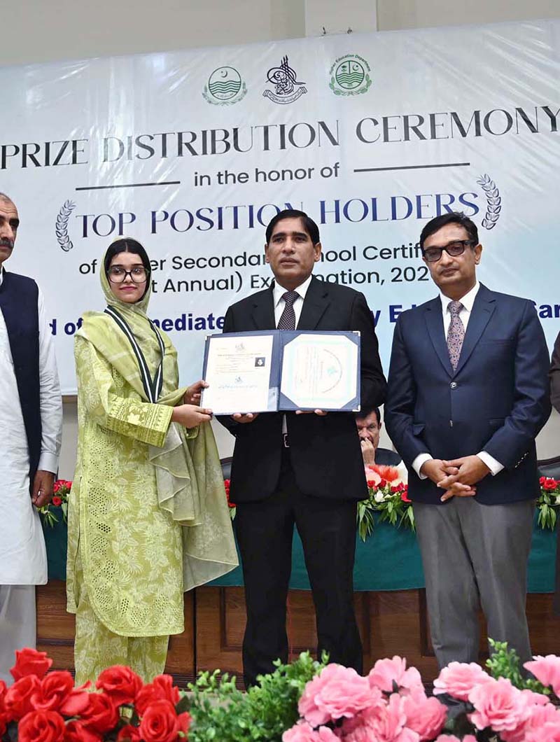 Sargodha University vice chancellor awards gold medal at HSSC prize ceremony