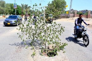 An open sewerage manhole poses a hazard to traffic and pedestrians on Alamgir Road.