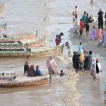 A large number of people enjoy their visit to the Indus River in Jamshoro