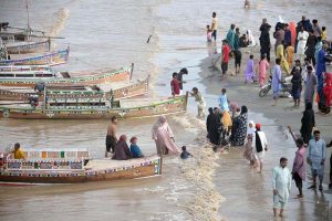 A large number of people enjoy their visit to the Indus River in Jamshoro