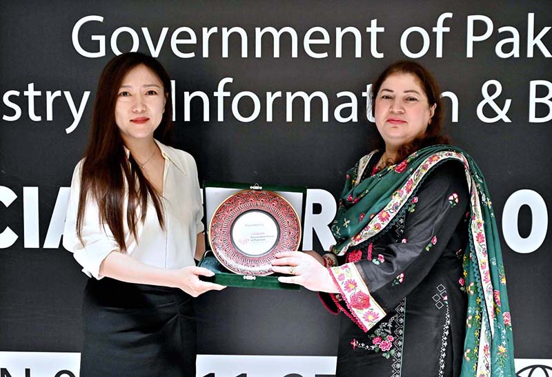 Ms. Wang Gaofei, Deputy Director, International Communication Department, China News Service (CNS) being presented shield by Acting Managing Director Associated Press of Pakistan, Sabeen Usman Khattak, at the APP Headquarters