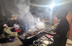 A vendor prepares the traditional food item ‘tikka’ for customers at a roadside stall on Lehtrar Road.