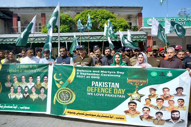 Deputy Commissioner Ayesha Rizwan, DPO Dr. Atif Naveed and AC Chiniot Shahista Jabeen lead a walk at Municipal Committee Chiniot on the eve of Defence Day