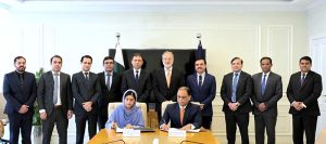 Marryum Pervaiz, Secretary to the Commission CCP, and Muhammad Tahir, Director General (SID) NAB, signing the addedum to the foundational MoU between CCP and NAB in the presence of Chairman NAB Lt Gen (R) Nazir Ahmed, CCP Chairman Farid Ahmed Tarar, and senior officers
