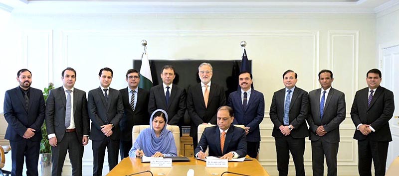 Marryum Pervaiz, Secretary to the Commission CCP, and Muhammad Tahir, Director General (SID) NAB, signing the addedum to the foundational MoU between CCP and NAB in the presence of Chairman NAB Lt Gen (R) Nazir Ahmed, CCP Chairman Farid Ahmed Tarar, and senior officers
