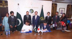 Additional Secretary, Ministry of Economic Affairs, Ms. Sabina Qureshi, and Senior Representative, Japan International Cooperation Agency (JICA) Pakistan, Mr. Sugawara Takayuki, sign the Grant Agreement for the "Project for Flood Protection and Dike Improvement on Indus River in Sindh Province".