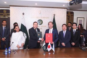 Additional Secretary, Ministry of Economic Affairs, Ms. Sabina Qureshi, and Senior Representative, Japan International Cooperation Agency (JICA) Pakistan, Mr. Sugawara Takayuki, sign the Grant Agreement for the "Project for Flood Protection and Dike Improvement on Indus River in Sindh Province".