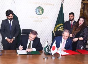 Additional Secretary, Ministry of Economic Affairs, Ms. Sabina Qureshi, and Senior Representative, Japan International Cooperation Agency (JICA) Pakistan, Mr. Sugawara Takayuki, sign the Grant Agreement for the "Project for Flood Protection and Dike Improvement on Indus River in Sindh Province".
