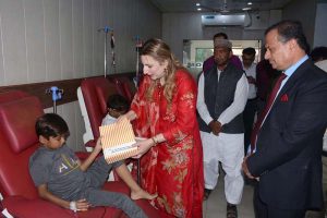 PEMRA Director General Ayesha Manzoor Wattoo distributes gifts among thalassemia patients during her visit to the Sundas Foundation.