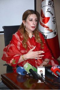 PEMRA Director General Ayesha Manzoor Wattoo distributes gifts among thalassemia patients during her visit to the Sundas Foundation.