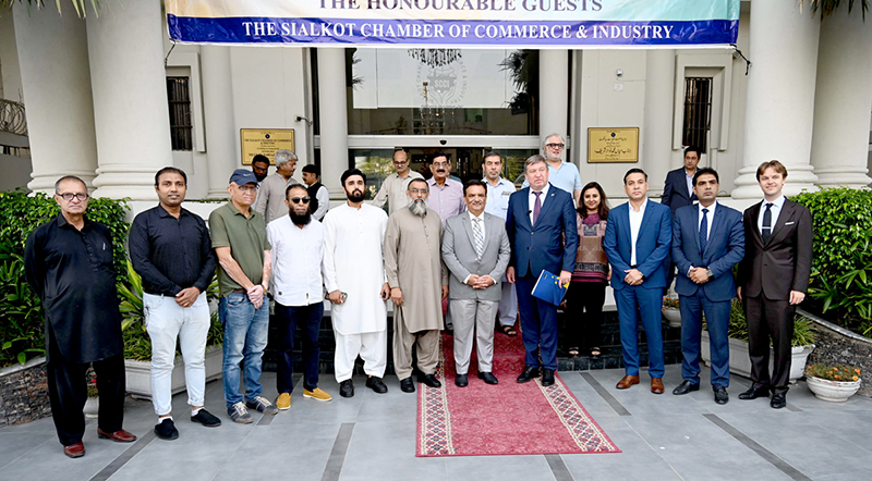 EU Ambassador to Pakistan Raimundas Karoblis, President Sialkot Chamber of Commerce and Industry Syed Ahtisham Gilani, President Women’s Chamber of Commerce Dr. Maryam Noman and members of the business community pose for a group photograph at SCCI
